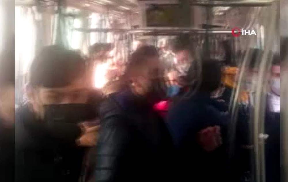 Tramvayda sosyal mesafesiz yolcu yoğunluğu kamerada