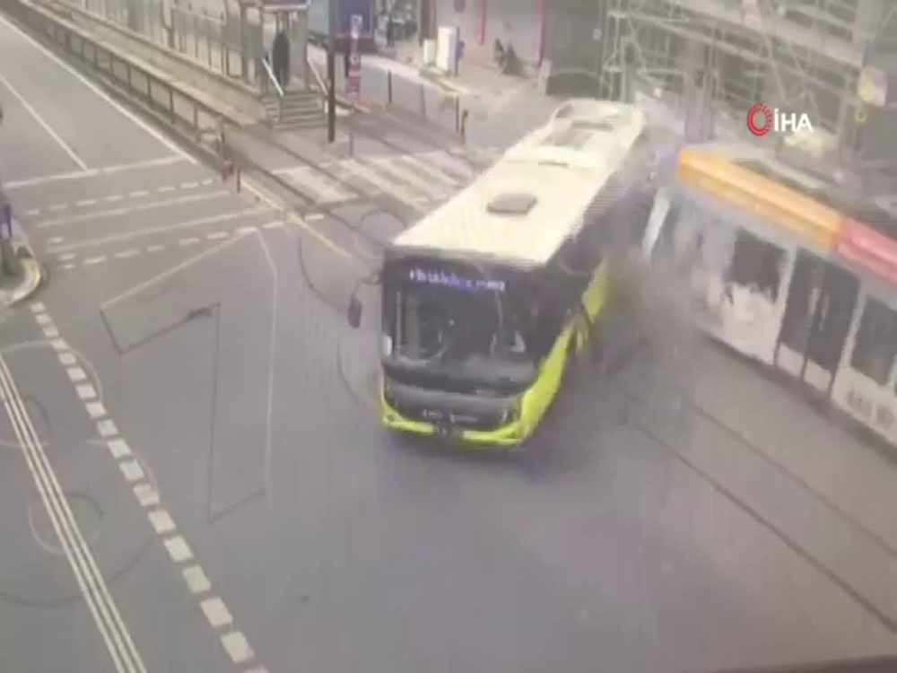 Tramvayın İETT otobüsüne çarptı kaza kamerada