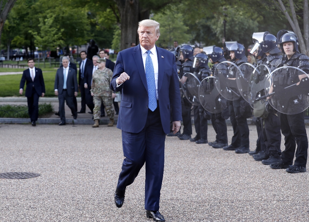 Trump protestoların ortasında Beyaz Saray’dan yürüyerek çıktı