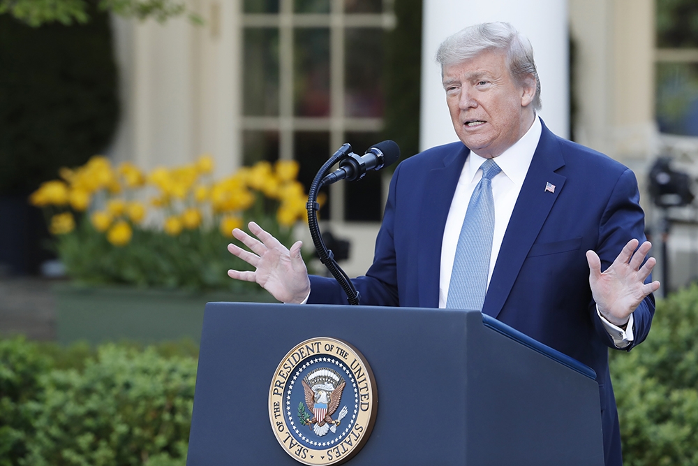 Trump yardım çeklerine kendi ismini yazdırdı