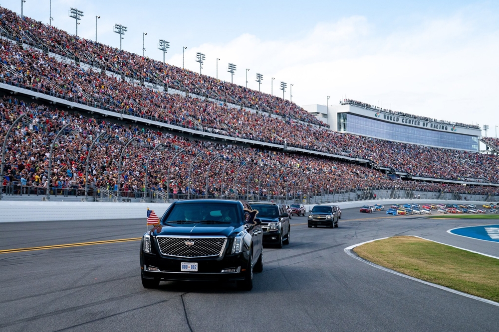 Trump’tan Daytona 500 yarışlarında gövde gösterisi