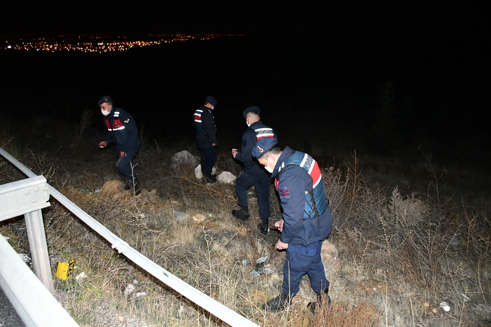 Tüfekten çıkan saçmalar Nevşehir Belediye Başkanı Arı’nın aracına isabet etti