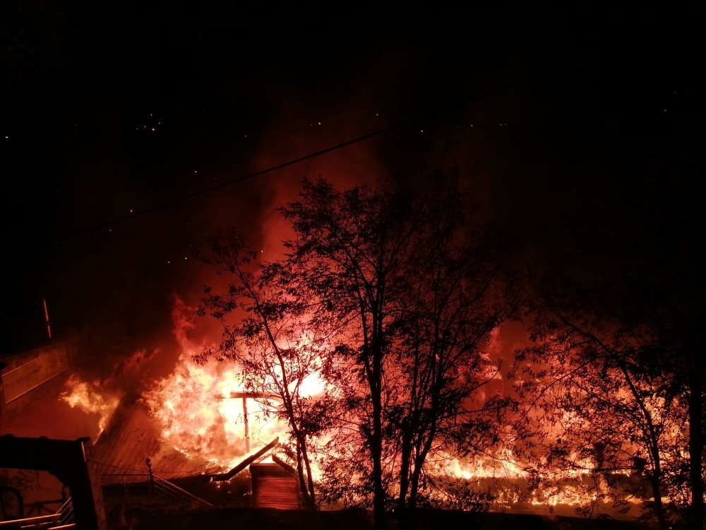 Tunceli’de alevlere teslim olan 2 katlı kafe küle döndü