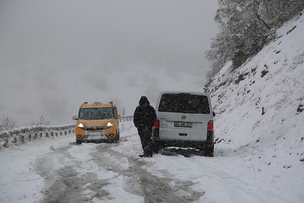 Tunceli’ye mevsimin ilk karı düştü, 31 köy yolu kapandı