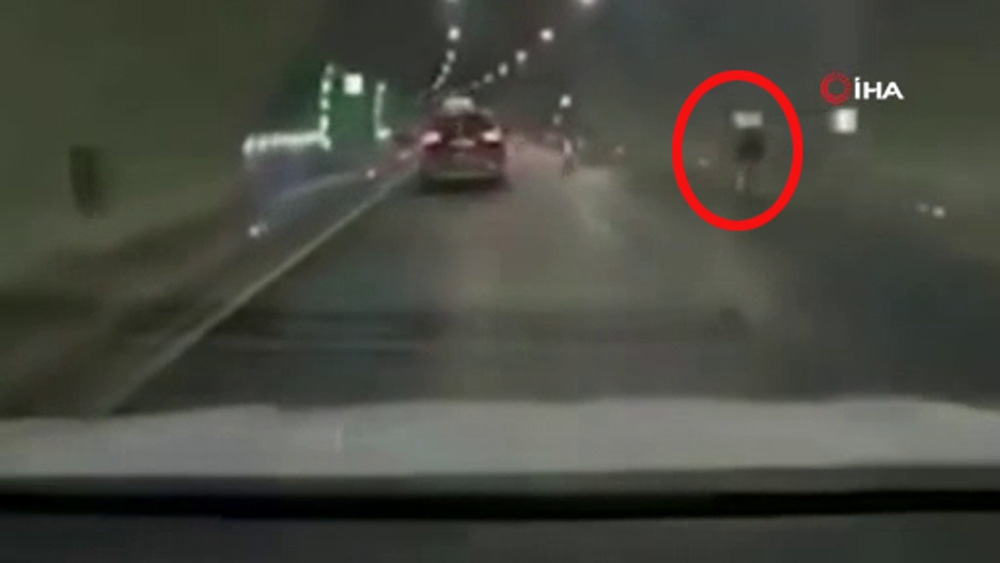 Tünel içinde bisikletliyi yol kenarına savurdu