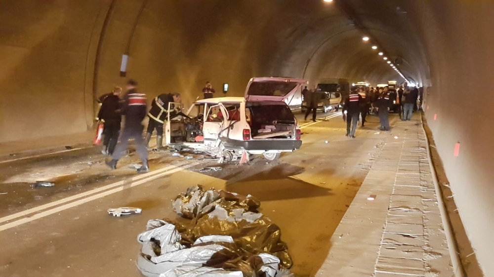 Tünelde Üç Araç Birbirine Girdi: 4 Yaralı