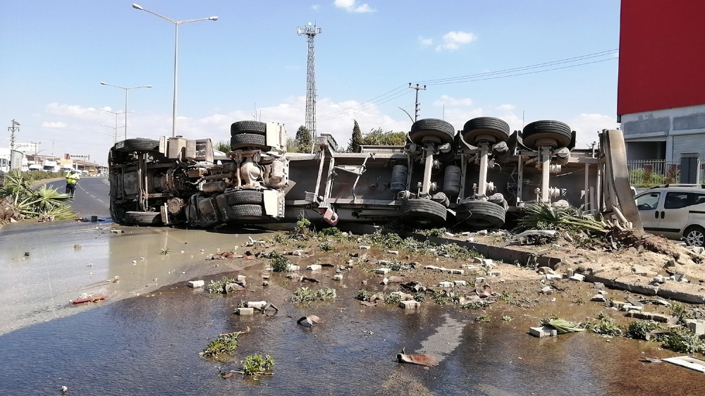 Turgutlu’da kimyasal madde yüklü tanker devrildi: 1 yaralı