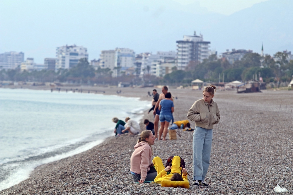 Turistler yeni yılın ilk gününü denize girerek geçirdi