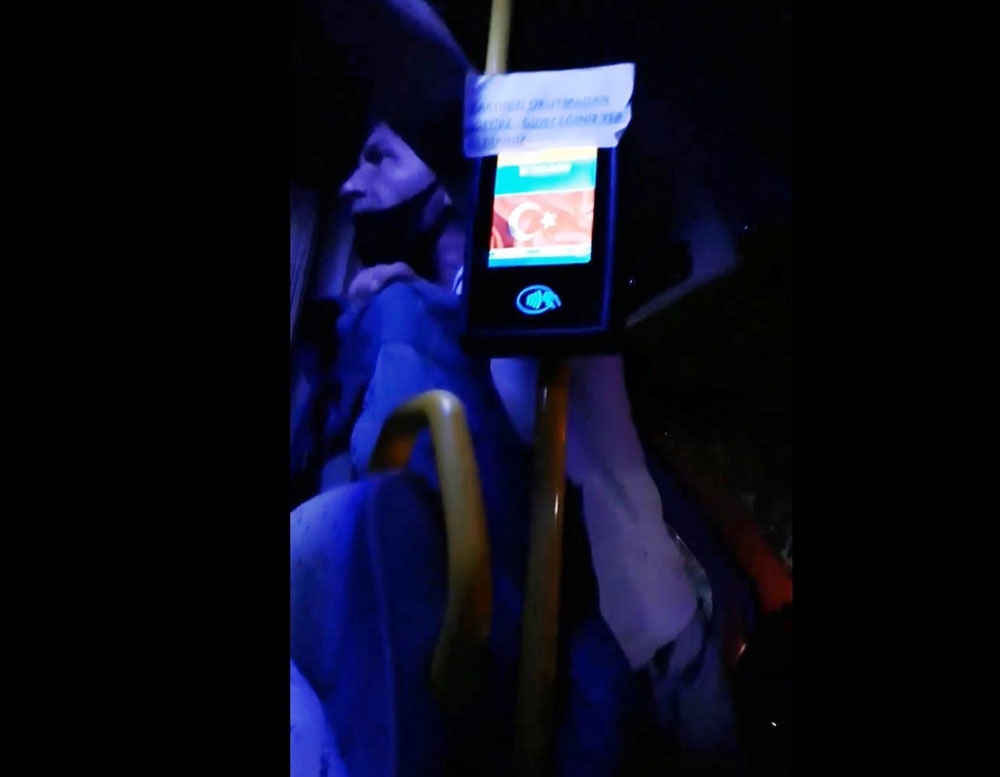 Turistlere hakaret edip, minibüsten attı