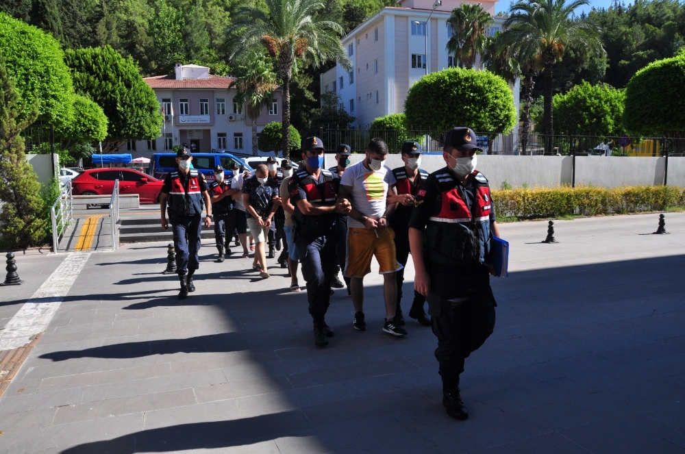 Turistleri tuzağa düşürüp paralarını çektiler
