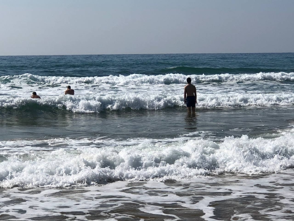 Turistlerin dalgaya rağmen deniz keyfi