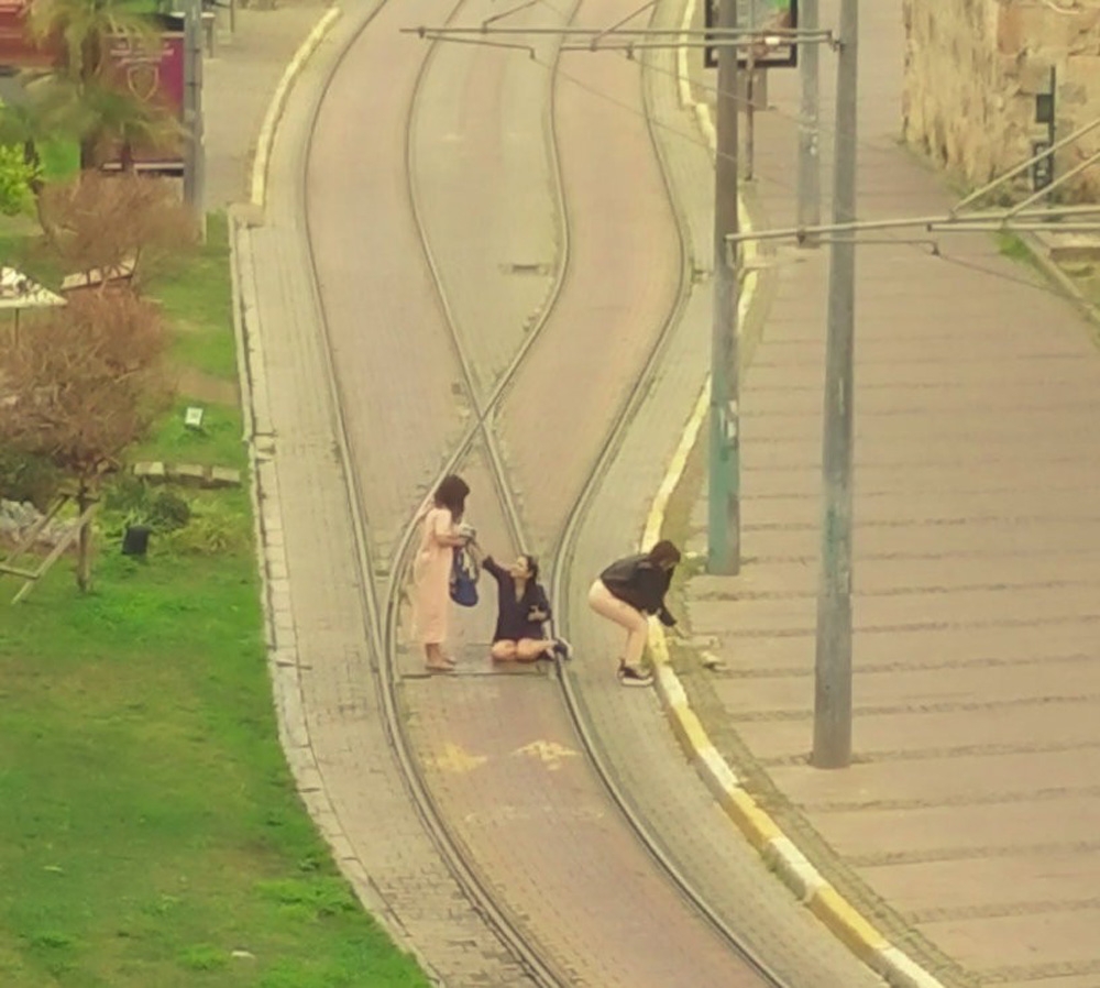 Turistlerin, tramvay yolunda canlarını hiçe saydıkları selfi çılgınlığı