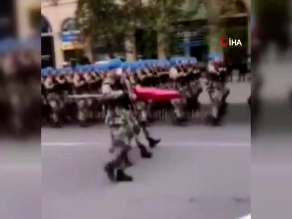 Türk askeri 10 Aralık Zafer Töreni için Azerbaycan’da