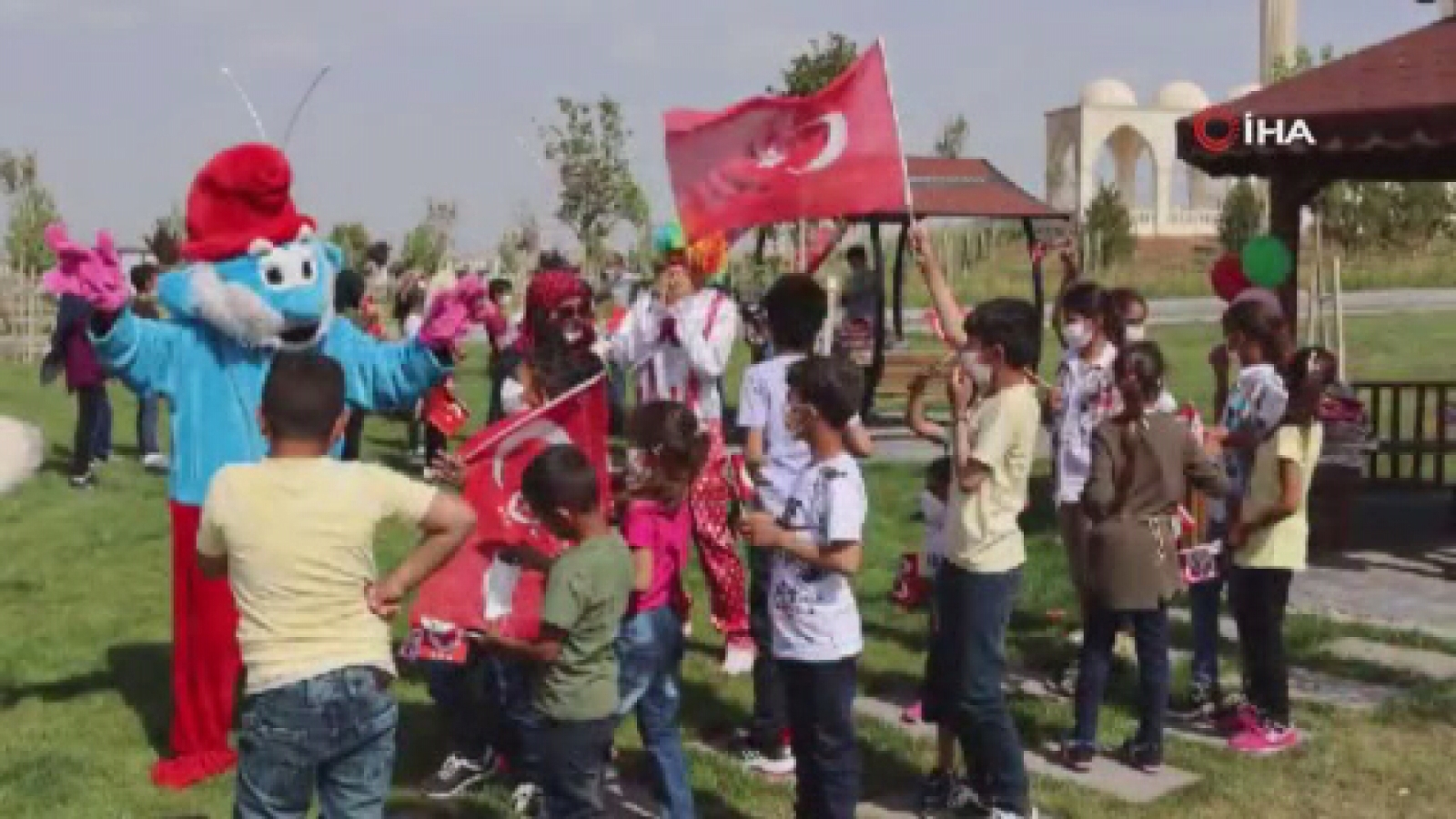 Türk askeri çocukları mutlu etmeye devam ediyor