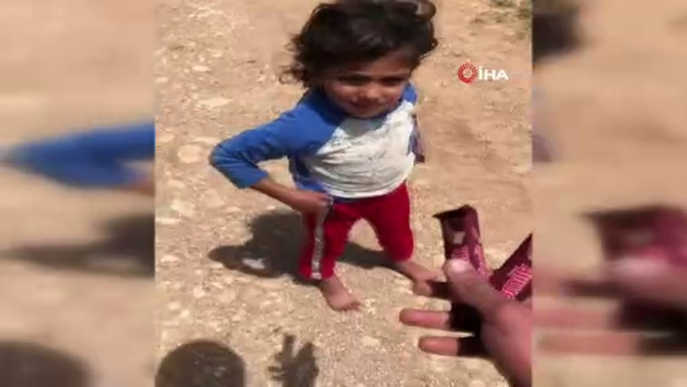 Türk askerinden Suriyeli çocuklara çikolata sürprizi