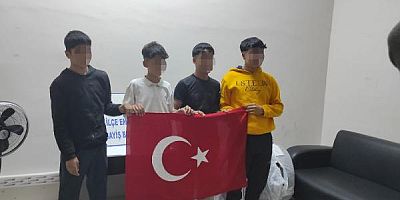 Türk bayrağını alan gençlerin evini basan polisler şok oldu