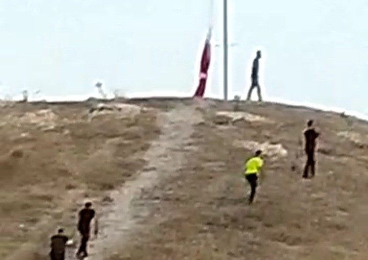 Türk Bayrağını indirme girişimi