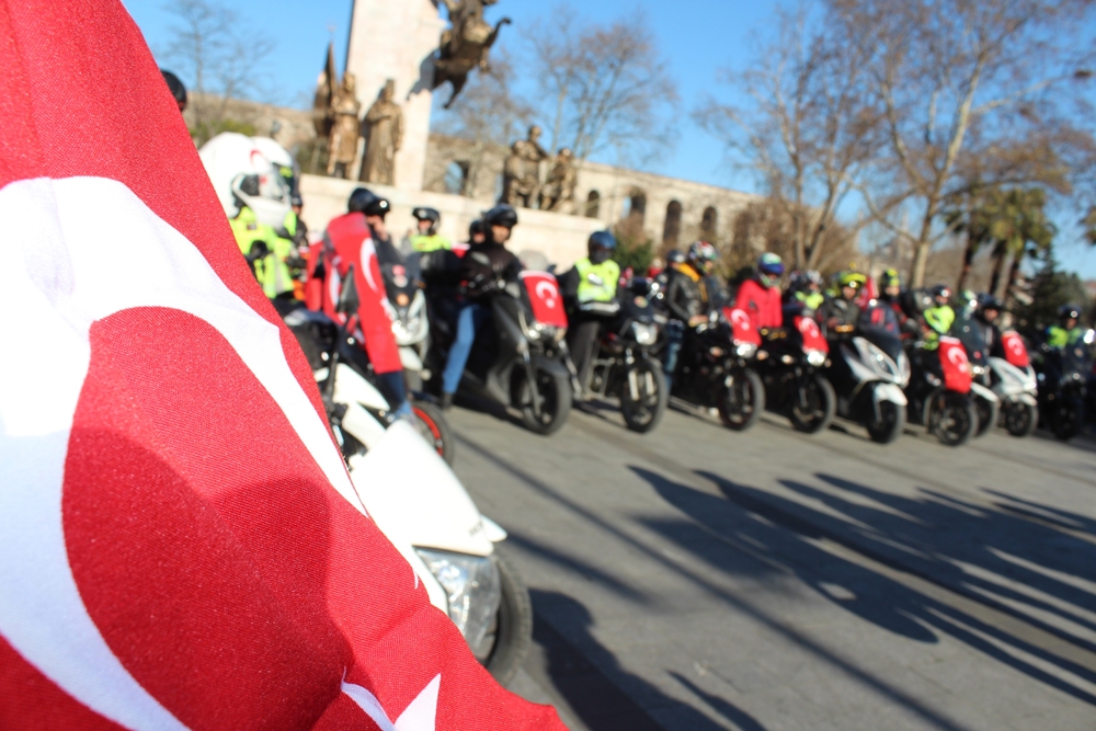 Türk bayrağını yırtan Yunan vekil protesto edildi