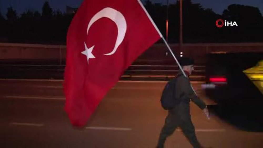 Türk bayrağıyla birlikte 15 Temmuz Şehitler anıtına doğru yürüyüşe geçti