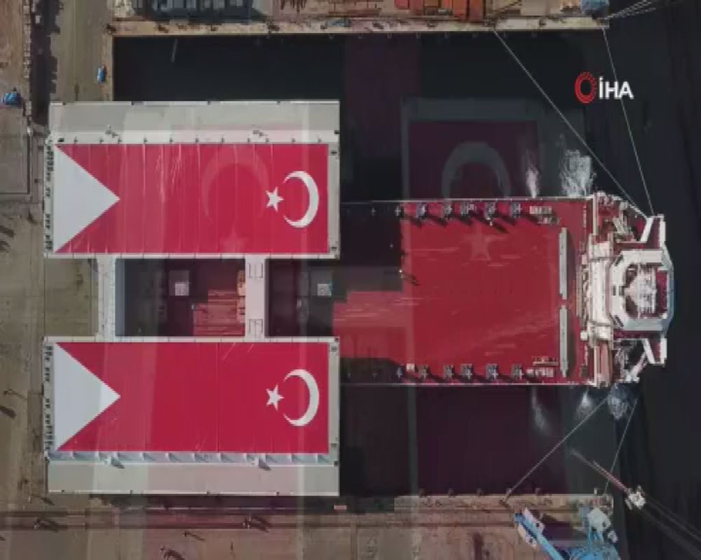 Türk bayrağıyla kaplanan mega bloklar Gelibolu’ya ulaştı