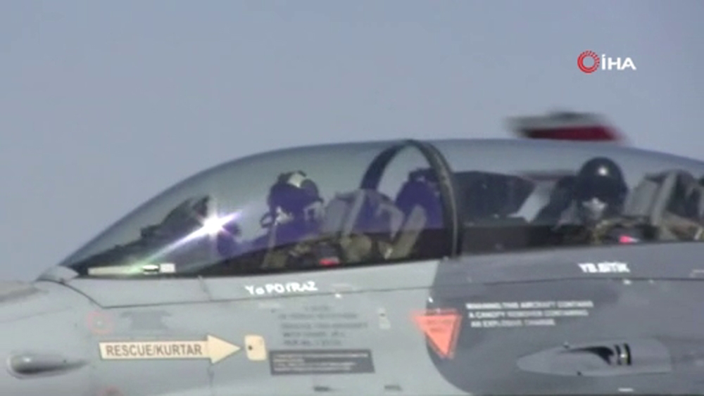 Türk F-16’ları Azerbaycan’a ait savaş uçakları ile Azerbaycan semalarında