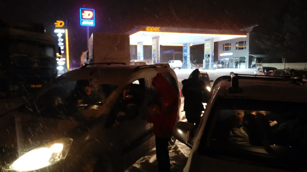 Türk Kızılayı Malatya’da yolda kalan araç sürücülerine kumanya dağıttı