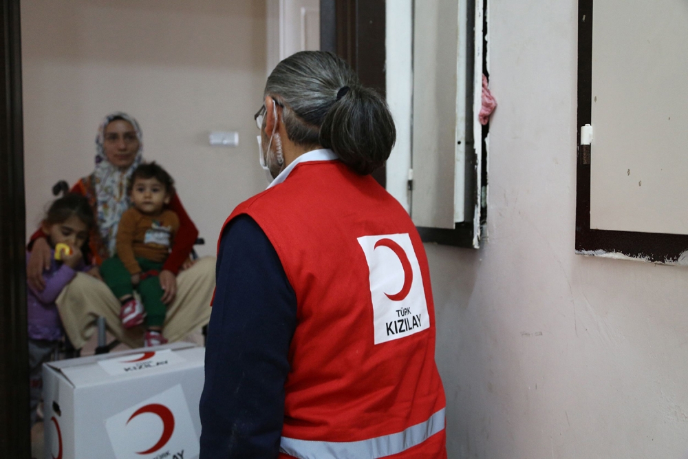 Türk Kızılayı’ndan engelli vatandaşlara gıda yardımı