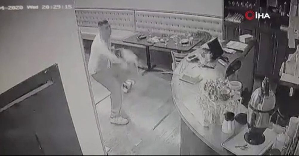 Türk restoranına yapılan saldırının faillerinden biri yakalandı