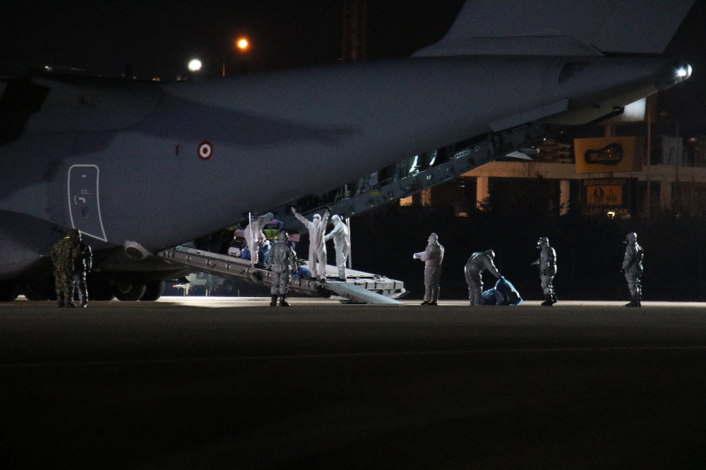 Türk vatandaşlarını Vuhan’dan getiren uçak yurda döndü