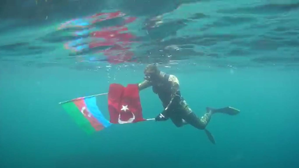 Türk ve Azerbaycan bayraklarıyla dalış yaptı
