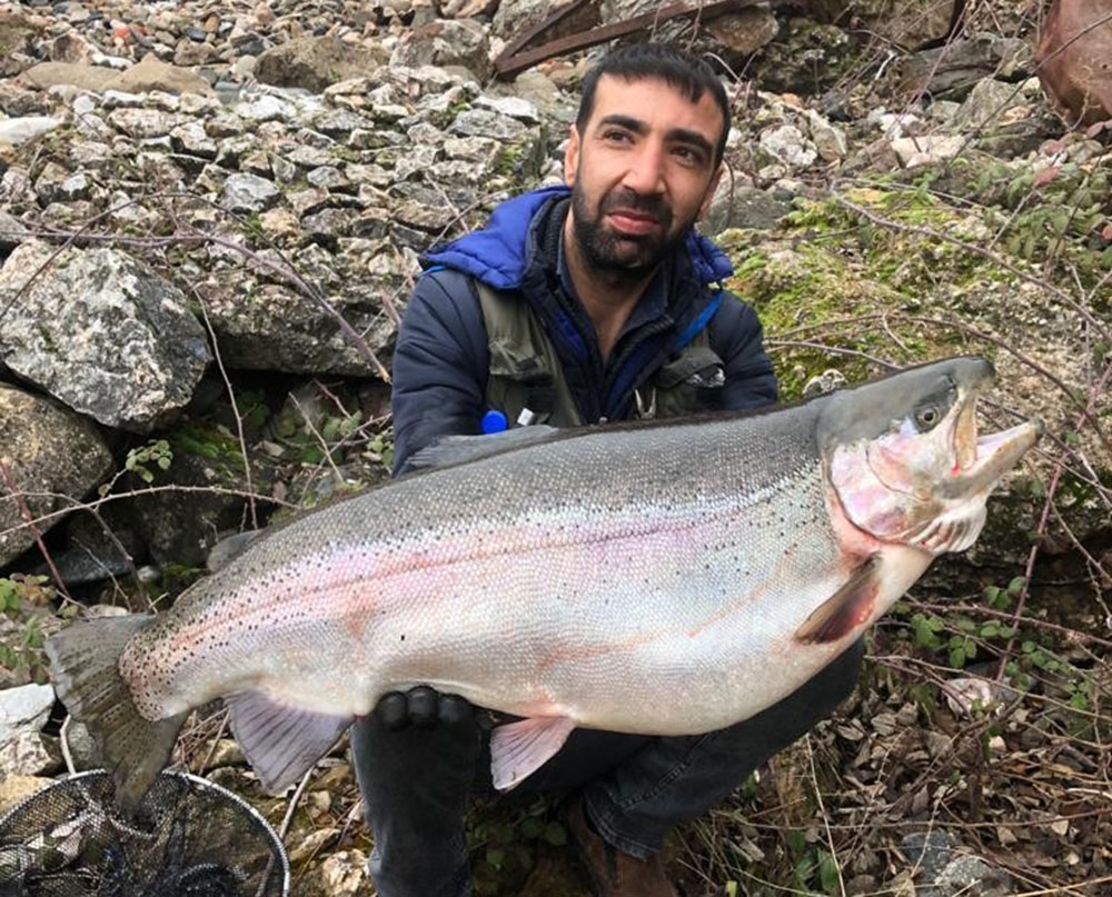 Türkiye ve Avrupa’nın en büyük alabalığı Elazığ’da olta ile yakalandı, tam 115 santim