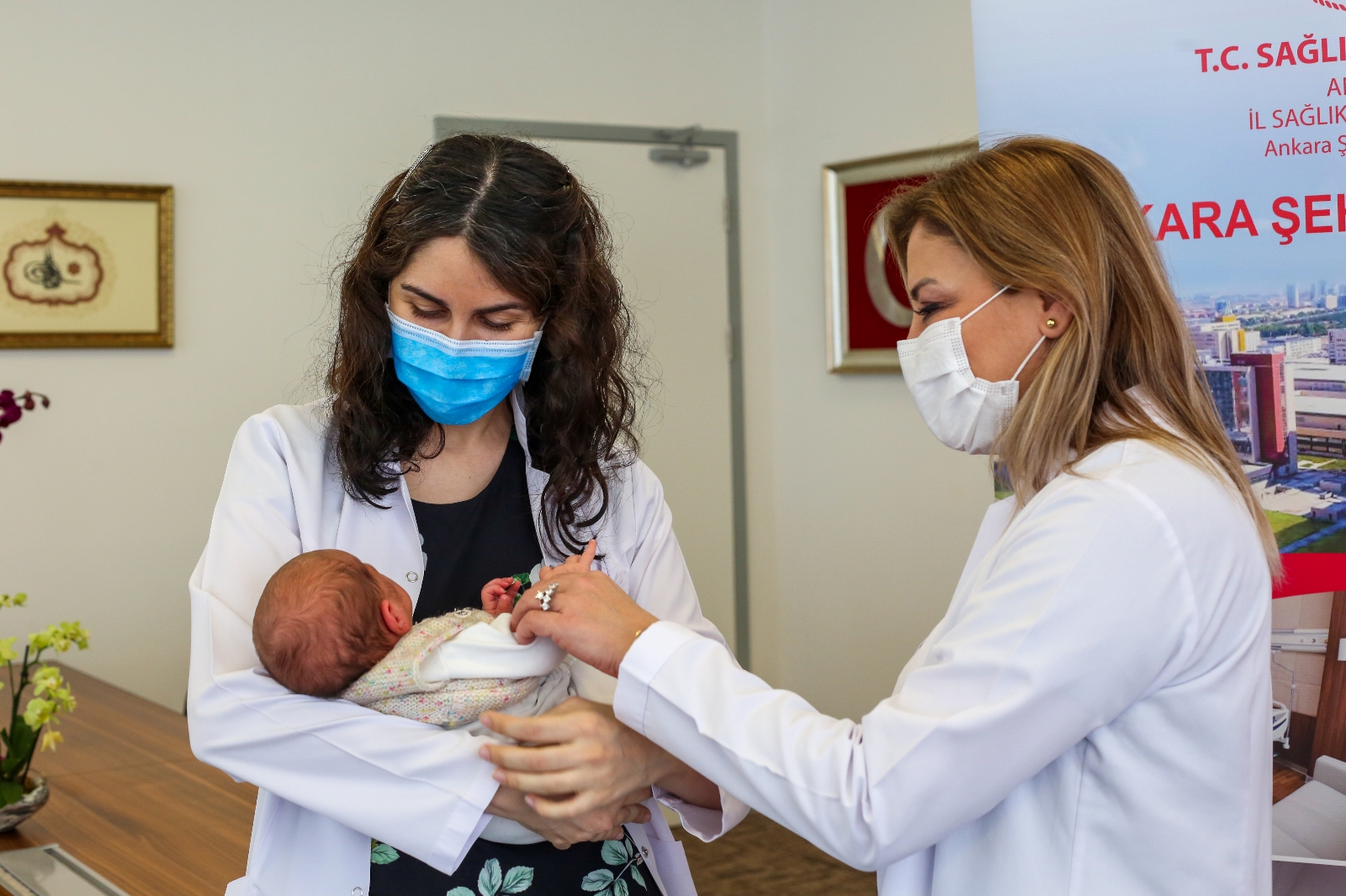 Türkiye’de bir ilk: Annesi hamileyken aşılanan bebek antikorlu doğdu