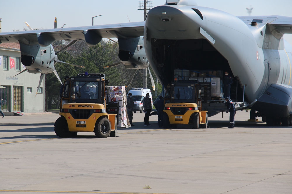 Türkiye’den Somali’ye malzeme yardımı