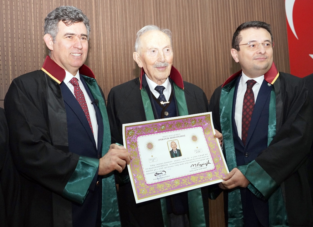 Türkiye’nin en yaşlı avukatı cübbesini giydi