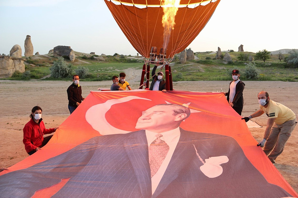 Türkiye’nin ilk yerli balonu Atatürk ve Türk Bayrağı ile havalandı