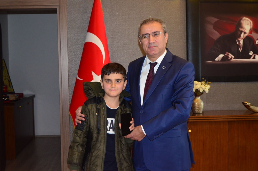 Türkiye’nin konuştuğu simitçi çocuğa kaymakam cep telefonu hediye etti