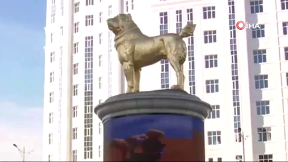 Türkmenistan Devlet Başkanı Berdimuhamedov başkente köpeğinin heykelini dikti
