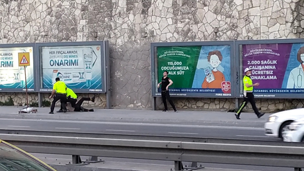 Tuvalet sırasında kavga çıktı, yumruklar tekmeler havada uçuştu