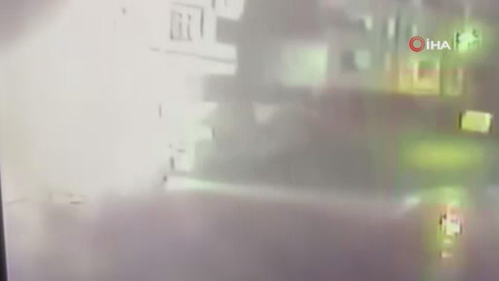 Tuzla’da doğalgaz kutusunda meydana gelen patlama sonrası yangın kamerada