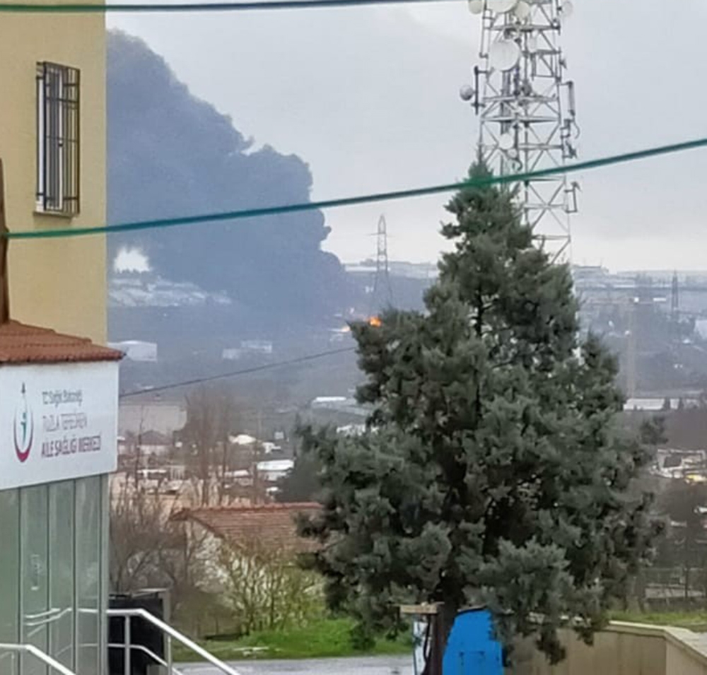 Tuzla’da fabrika bahçesinde yangın
