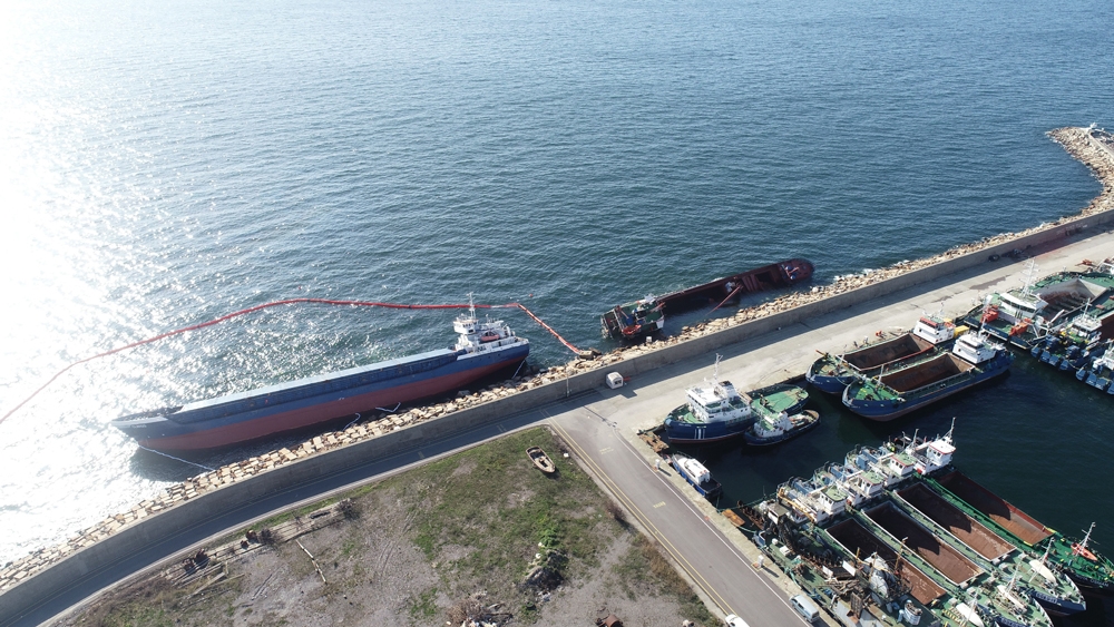 Tuzla’da kaza sonucu yan yatan gemi havadan görüntülendi