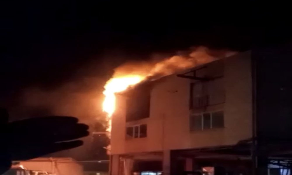 Tuzla’da sünger ve koltuk kılıfı imalathanesi alev alev yandı