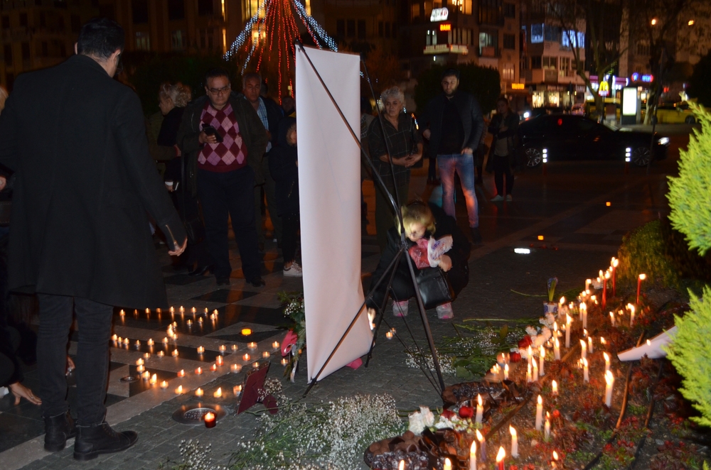 Uçak kazasında hayatını kaybedenler için çiçek bıraktılar