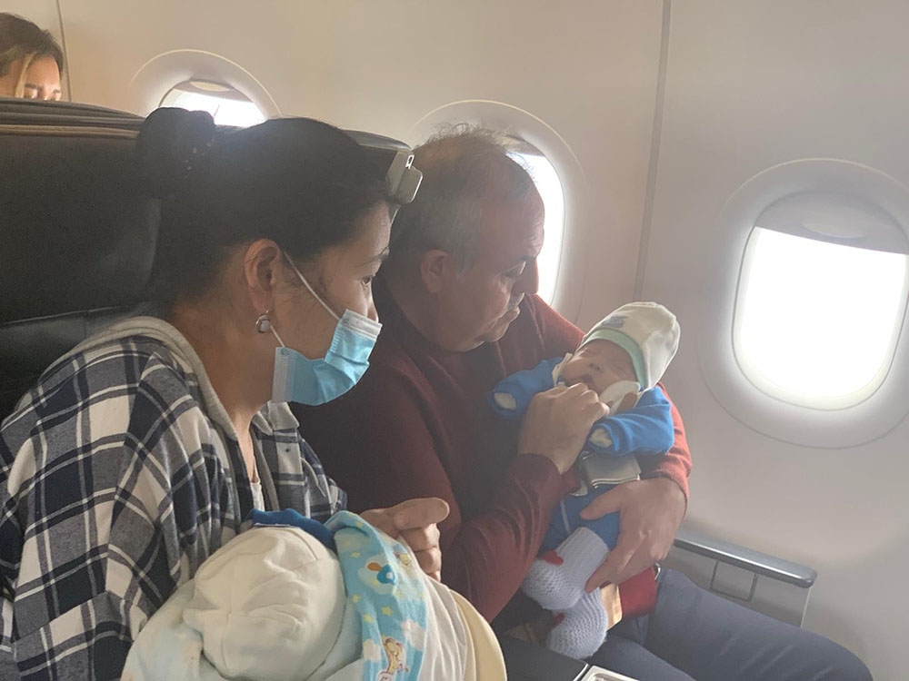 Uçakta kalp krizi geçiren bebek yolcunun hayatını AK Parti milletvekili kurtardı