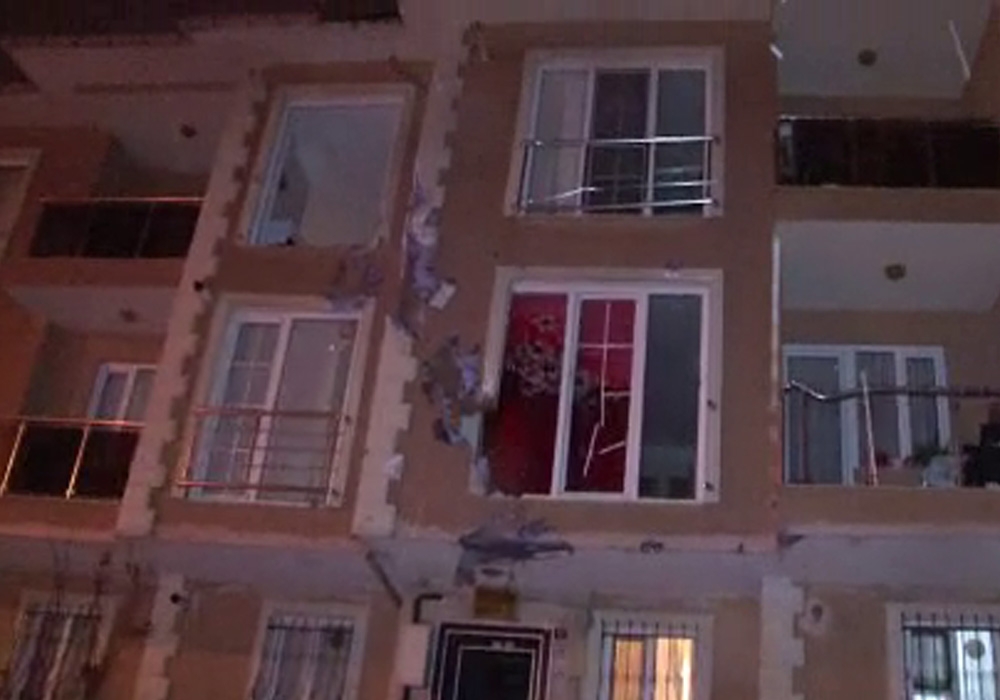 Uçan çatı karşı apartmana ok gibi saplandı