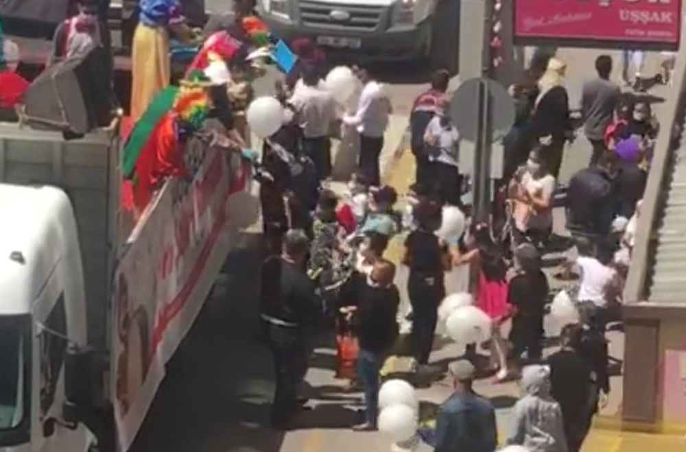 Ücretsiz balon izdihama neden oldu, sosyal mesafe unutuldu