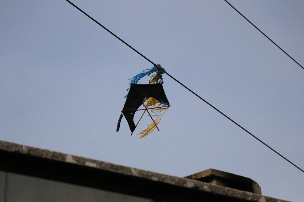 Uçurtmasını elektrik telinden alırken akıma kapılan küçük kızı polis kurtardı