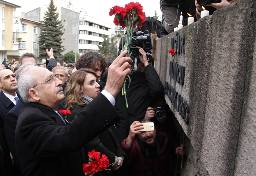 Uğur Mumcu ölümünün 27. yılında evinin önünde anıldı