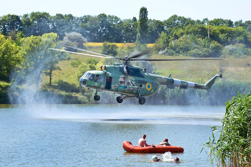 Ukrayna’da askeri helikopter tatilcilerin arasında tatbikat yaptı