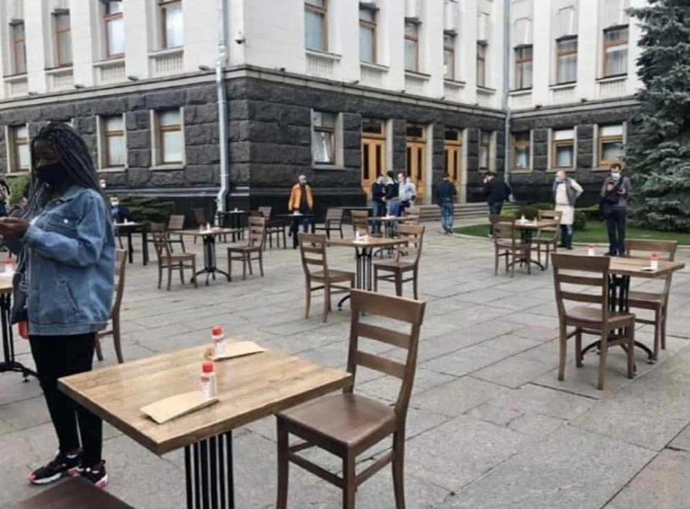 Ukrayna’da ilginç protesto: Devlet Başkanlığı binası önüne masa kurdular